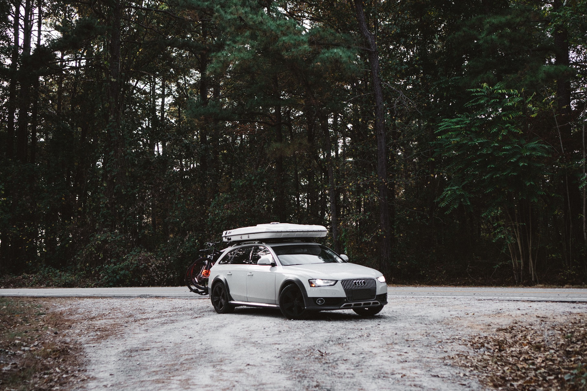 car_parked_in_the_snow