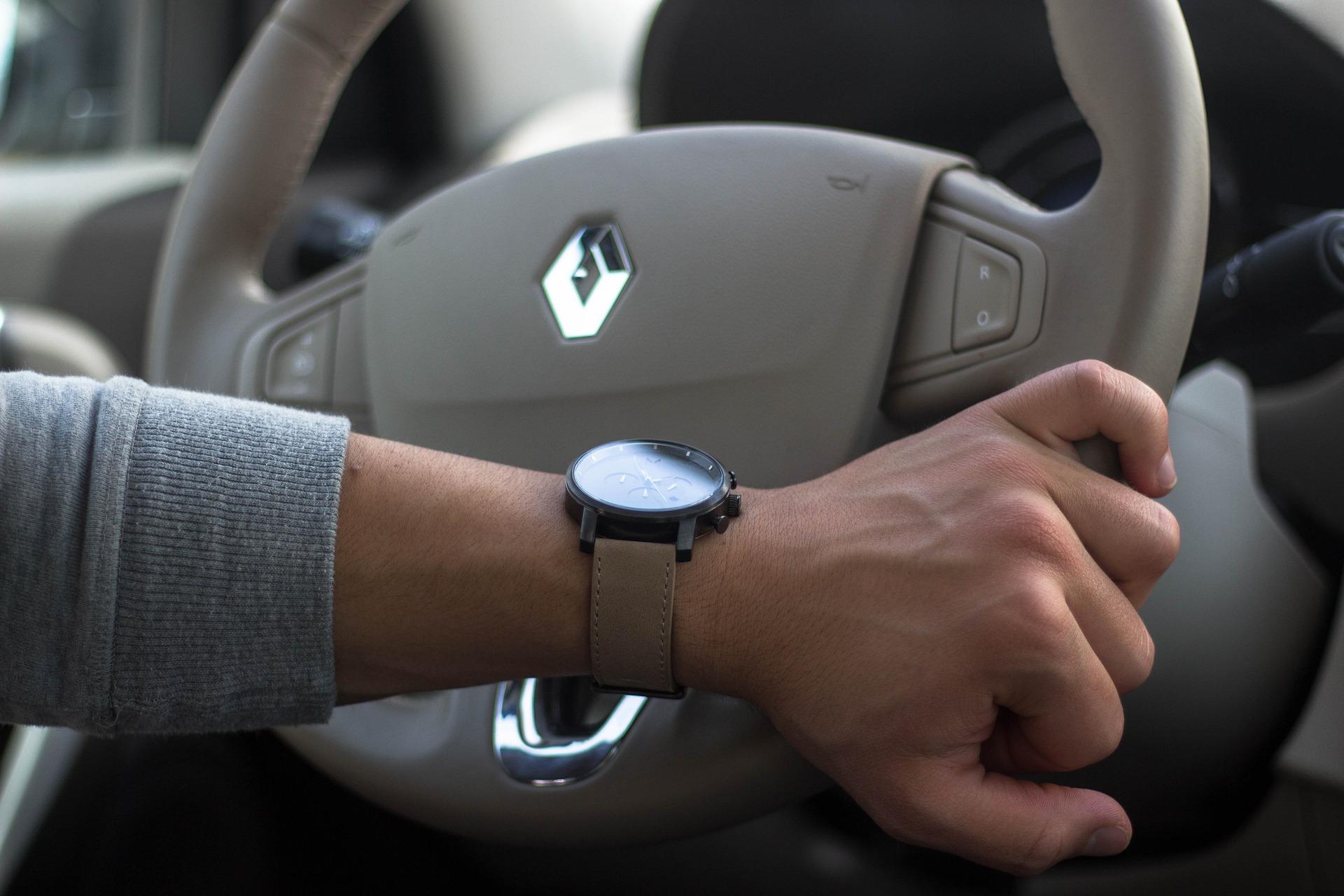 mans_hand_a_grey_renault_steering_wheel