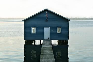 house_at_the_end_of_a_jetty_on_a_lake