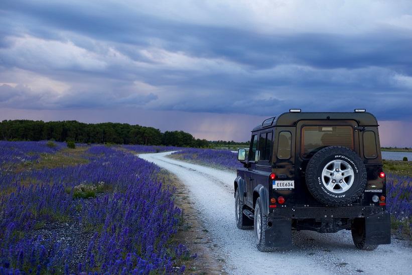 landrover_driving_down_a_dirt_track