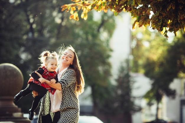 woman_playing_with_her_daughter_in_a_park