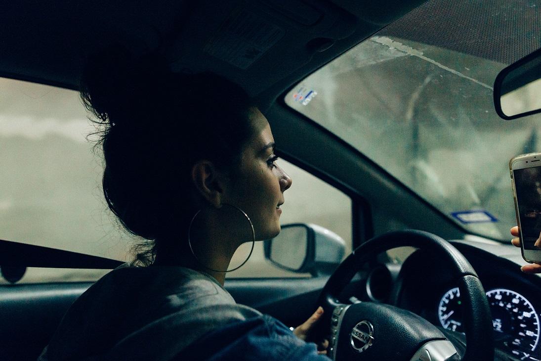 side_profile_of_a_woman_driving