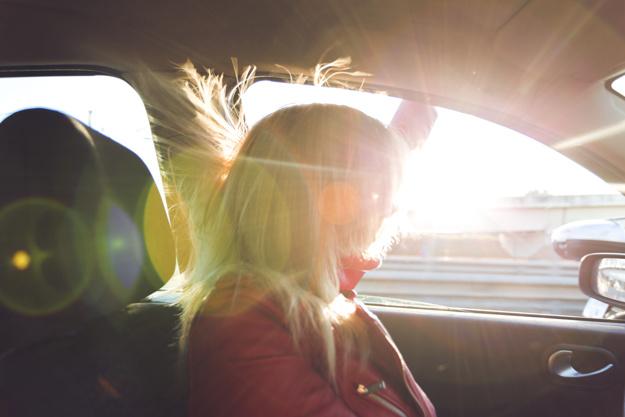 silhouette_of_a_woman_in_a_car