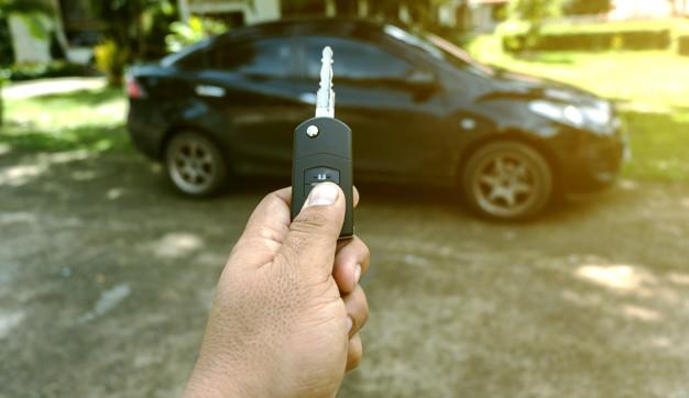 Pair_of_keys_in_the_foreground_the_car_in_the_background