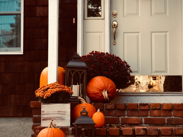 pumpkins_on_a_doorstep