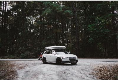 car_parked_in_the_snow