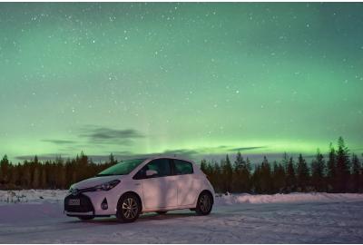 hatchback_infront_of_the_northern_lights