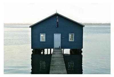 house_at_the_end_of_a_jetty_on_a_lake