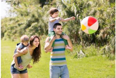 family_playing_with_a_beach_ball 