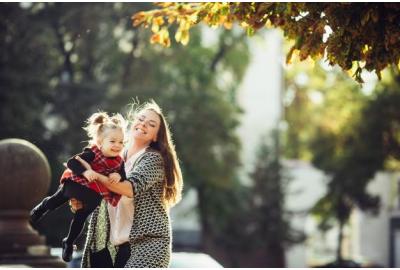 woman_playing_with_her_daughter_in_a_park