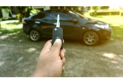 Pair_of_keys_in_the_foreground_the_car_in_the_background