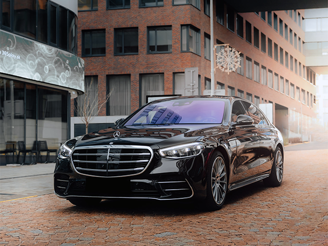 mercedes_parked_in_a_city_center